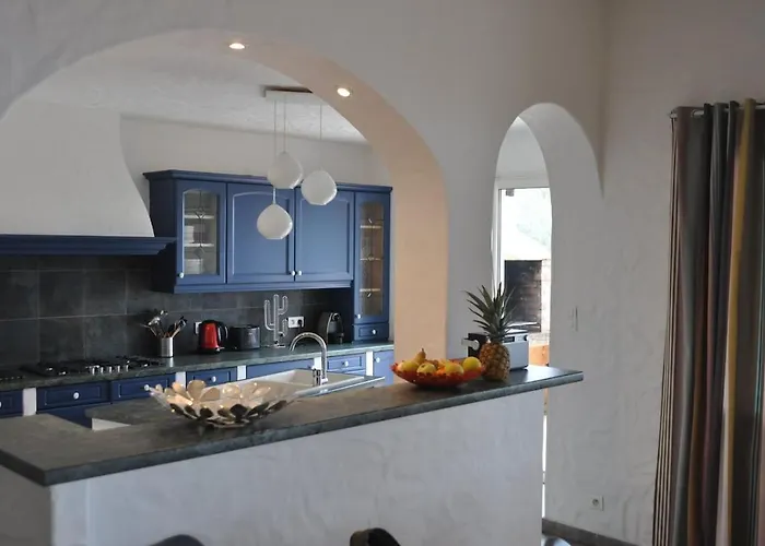 De Charme Avec Piscine Et Vue En Corse Du Sud *